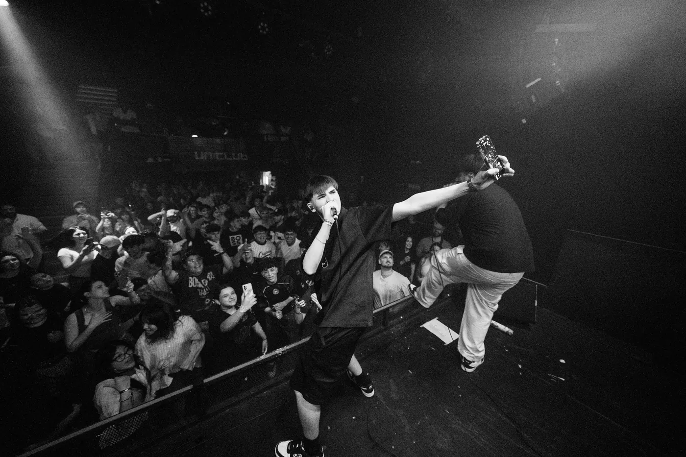Momento en vivo junto a un fan sobre el escenario